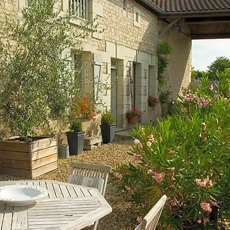 Le Clos Des Fayes Bed & Breakfast Berthegon