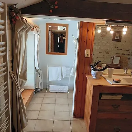 Le Clos Des Fayes Bed & Breakfast Berthegon
